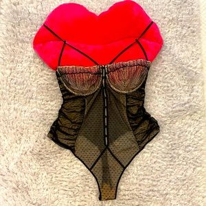 ❤️ Victoria’s Secret thing black lace teddy, tuxedo detail.